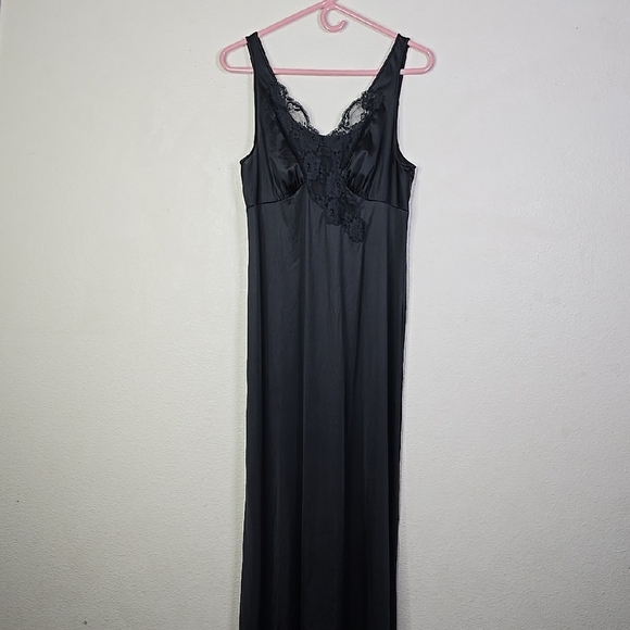Vanity Fair Black Lace Trim Chemise with V-Neckline Size 36 - Picture 1 of 9
